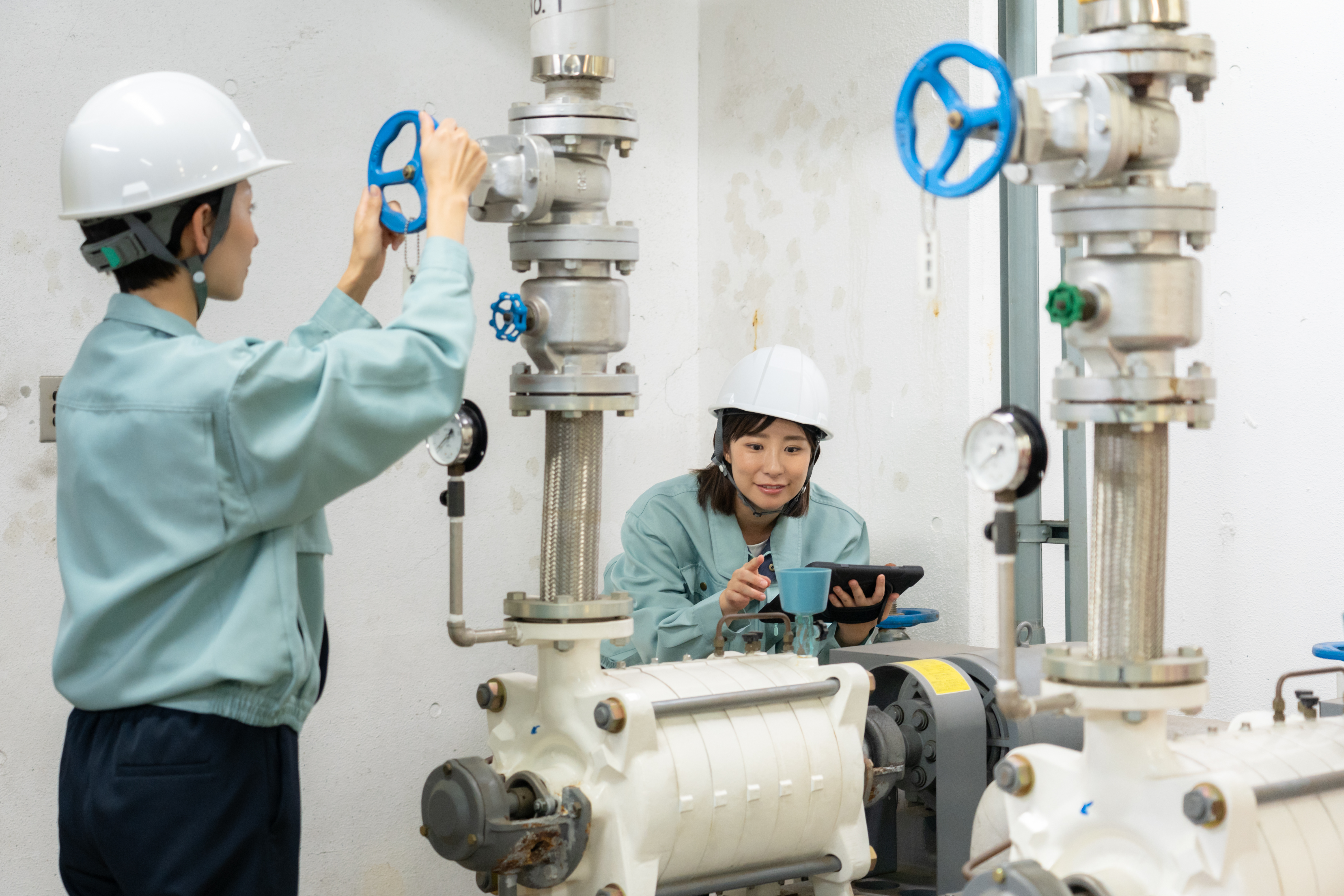 ビルメンテナンスをする女性エンジニア　撮影協力 学校法人電波学園 東京電子専門学校